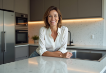 Pourquoi opter pour le quartz Silestone pour vos plans de travail Femme dans la quarantaine dans une cuisine moderne en quartz Silestone